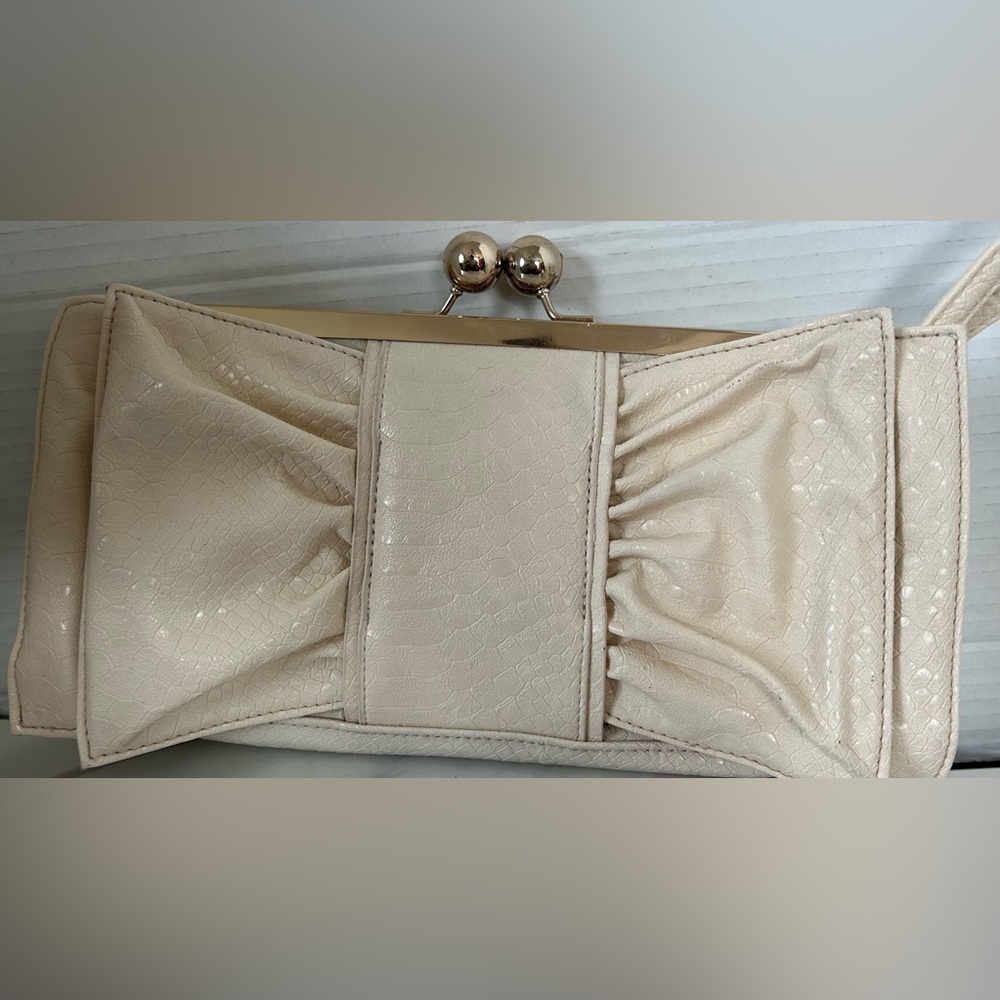 JESSICA SIMPSON BEIGE KISS LOCK, EMBOSSED FAUX CROCODILE WRISTLET. GOLD HARDWARE - Picture 3 of 9